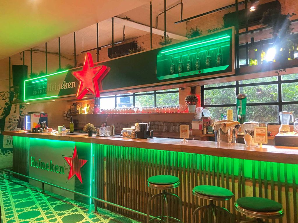 Outlet Branding and Design Signage Heineken